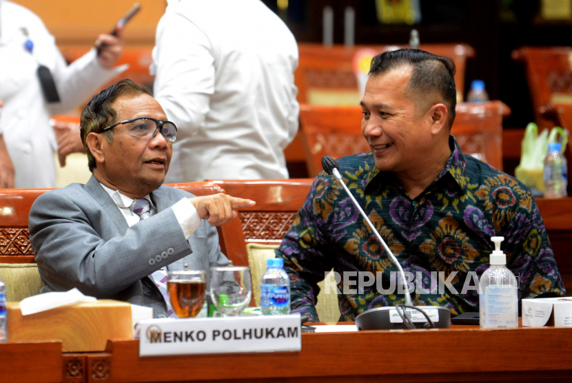Menko Polhukam Mahfud Md berjabat tangan dengan Ketua Komisi III DPR RI Bambang Wuryanto sebelum mengikuti Rapat kerja dengan Komisi III DPR di Kompleks Parlemen, Senayan, Jakarta,Rabu (15/2/2023). Rapat tersebut beragendakan penjelasan DPR terhadap RUU Perubahan tentang Mahkamah Konstitusi (MK).