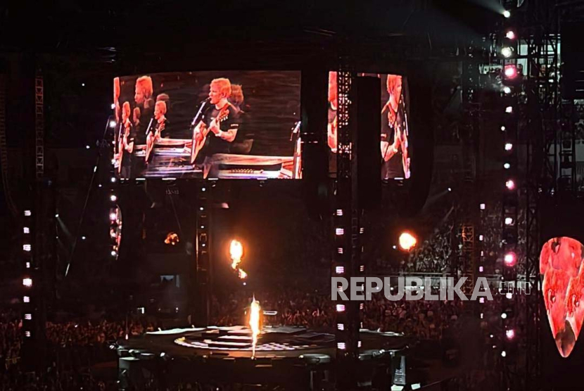 Penyanyi dan penulis lagu Ed Sheeran dalam konser bertajuk  +-=÷x Tour atau The Mathematics Tour di Jakarta International Stadium (JIS), Jakarta Utara, Sabtu (2/3/2024). 
