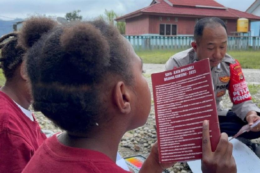 Polisi di Pegubin gencar ajari anak Oksibil calistung.