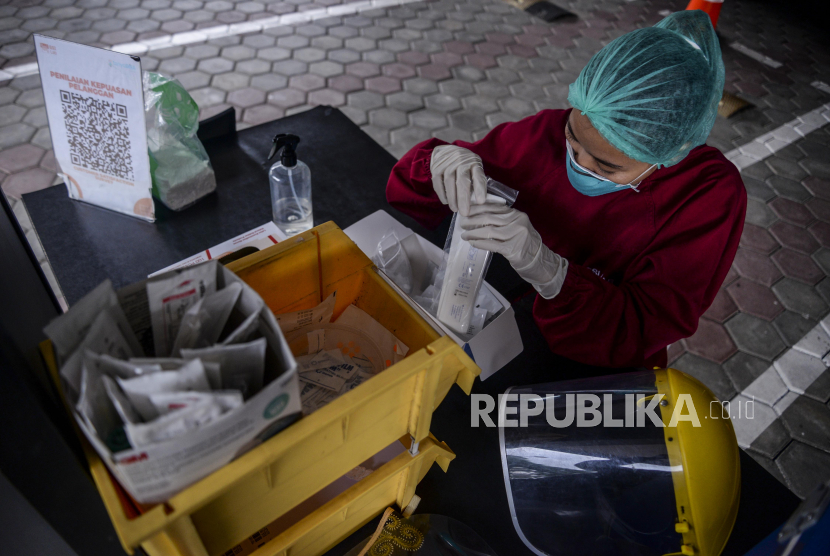 Petugas medis menyiapkan peralatan di salah satu laboratorium layanan tes antigen dan PCR Covid-19.