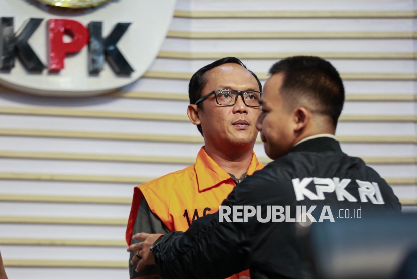 Tersangka Bupati Lampung Tengah periode 2025-2030 Ardito Wijaya mengenakan rompi tahanan usai dihadirkan dalam konferensi pers di Gedung Merah Putih KPK, Jakarta, Kamis (11/12/2025). 