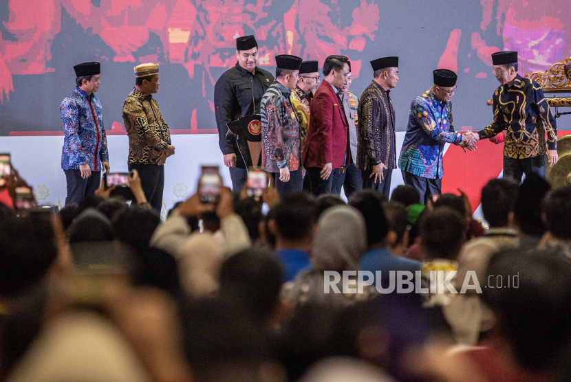 Presiden Joko Widodo (kanan) berjabat tangan dengan Ketua Pimpinan Pusat (PP) Muhammadiyah Haedar Nashir (kedua kanan) disaksikan Menko PMK Muhadjir Effendy (ketiga kanan), Menteri Perdagangan Zulkifli Hasan (kelima kiri), Menpora Dito Ariotedjo (ketiga kiri), Menteri Investasi Bahlil Lahadalia (kedua kiri), Kapolri Jenderal Pol Listyo Sigit Prabowo (keempat kanan), PJ Gubernur Sumatera Selatan Agus Fatoni (keempat kiri), Wakil Menteri Agraria dan Tata Ruang/Kepala Badan Pertanahan Nasional (ATR/BPN) Raja Juli Antoni (kiri) dan Ketua Dewan Pimpinan Pusat (DPP) Ikatan Mahasiswa Muhammadiyah Abdul Musawir Yahya (kelima kanan) usai membuka Muktamar XX Ikatan Mahasiswa Muhammadiyah (IMM) di Dinning Hall Jakabaring Sport City (JSC), Palembang, Sumatera Selatan, Jumat (1/3/2024). Muktamar XX Ikatan Mahasiswa Muhammadiyah (IMM) yang berlangsung dari 1-3 Maret 2024 tersebut mengangkat tema Bersatu Menuju Indonesia Berdaulat. 