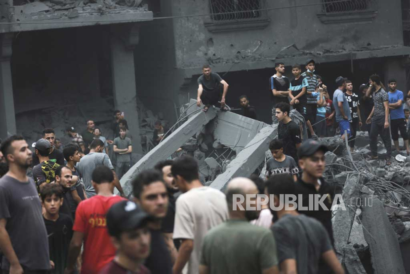 Warga Palestina memeriksa kerusakan bangunan yang hancur akibat serangan udara Israel di Kota Gaza (ilustrasi).  Warga Gaza beralih menggunakan saluran radio setelah Israel mematikan jaringan internet