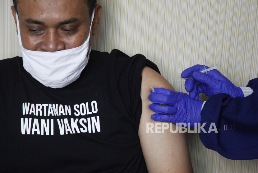Petugas medis menyuntikan vaksin COVID-19 CoronaVac dosis kedua di Rumah Sakit PKU Muhammadiyah Solo, Jawa Tengah, Selasa (9/3/2021). Vaksinasi COVID-19 tersebut diikuti puluhan wartawan Kota Solo yang bertugas di lapangan sebagai upaya membantu program pemerintah dalam penanggulangan pandemi COVID-19. 