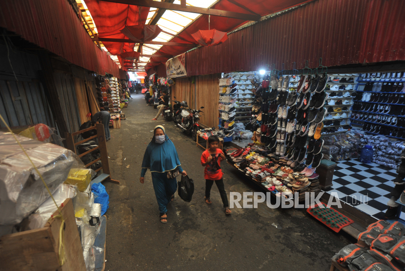 Sejumlah pedagang tetap membuka lapaknya di kawasan Pasar Lereng,  Bukittinggi,  Sumatera Barat, Jumat (17/4). Provinsi Sumatera Barat tercatat kembali mengalami deflasi pada Agustus 2021 sebesar 0,13 persen.