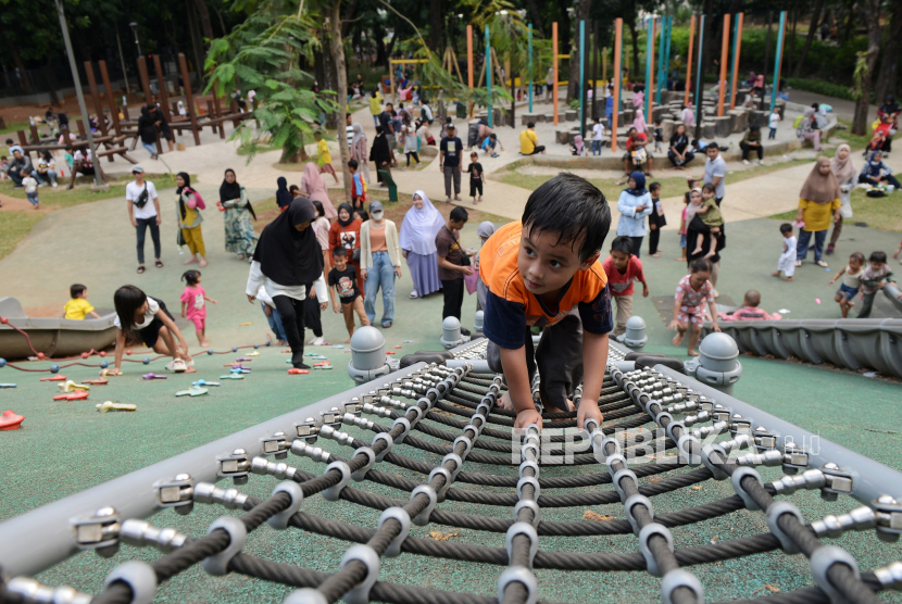 Anak-anak bermain di Tebet Eco Park, Jakarta, Sabtu (23/12/2023). Ibu baru dari generasi Z memiliki kecenderungan untuk menjadi perfect mother.