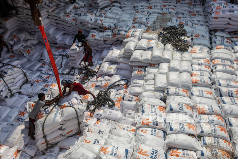 Pekerja saat bongkar muat beras impor di Pelabuhan Tanjung Priok, Jakarta, Kamis (12/10/2023). 