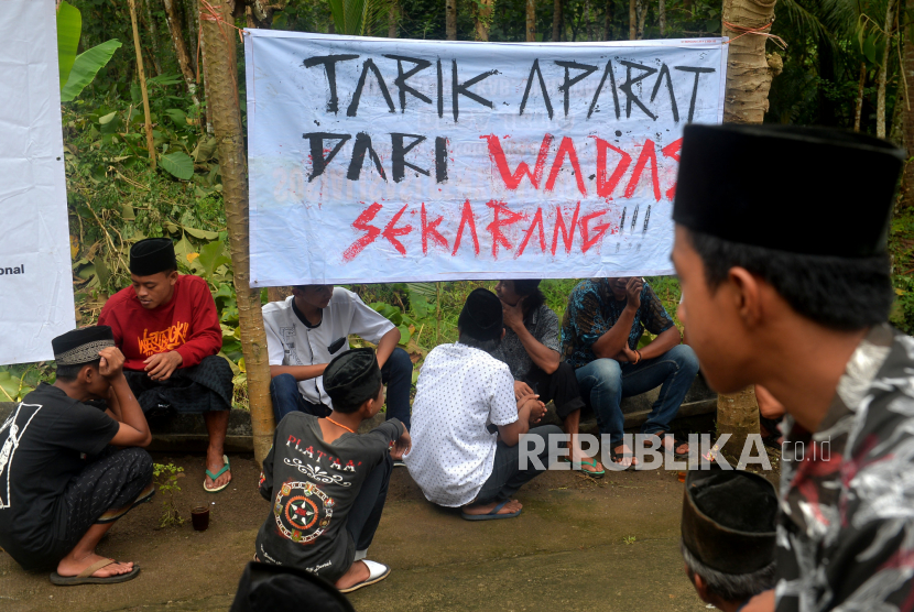 Warga berkumpul menunggu untuk mujahadah di Masjid Nurul Falah, Desa Wadas, Purworejo, Jawa Tengah, Senin (14/2/2022). Kegiatan warga berlangsung normal pascapenarikan aparat kepolisian dari Desa Wadas. Kondisi desa juga mulai kondusif pascapenangkapan warga pekan lalu. Diketahui 63 warga ditangkap kepolisian bersamaan dengan pengukuran tanah warga yang setuju dengan penambangan batu andesit untuk Bendungan Bener di Wadas.