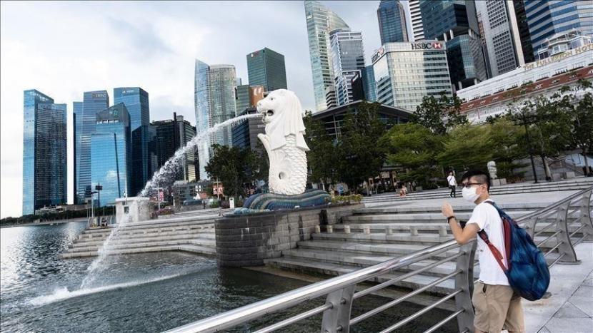 Singapura mencabut status warga permanen seorang bapak berusia 47 tahun karena melanggar perintah tinggal di rumah demi mencegah penularan Covid-19.