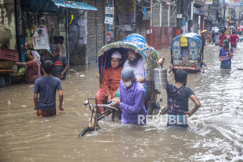  Orang-orang duduk di atas becak di jalan banjir di Dhaka, Bangladesh, ilustrasi