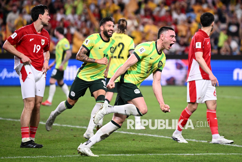 Pemain timnas Australia Lewis Miller melakukan selebrasi seusai mencetak gol ke gawang Indonesia pada pertandingan kualifikasi Piala Dunia di Stadion Sepak Bola Sydney, Australia, Kamis, (20/3/2025). Indonesia takluk dari The Socceroos dengan skor 1-5.