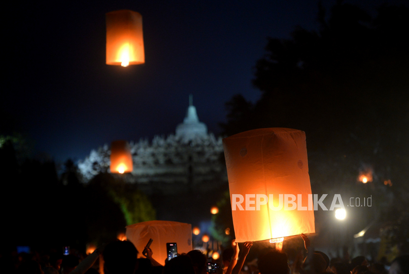 Participants fly lanterns during the Waisak 2567 BE Lantern Festival at Borobudur Temple, Magelang, Central Java, Sunday (4/6/2023).