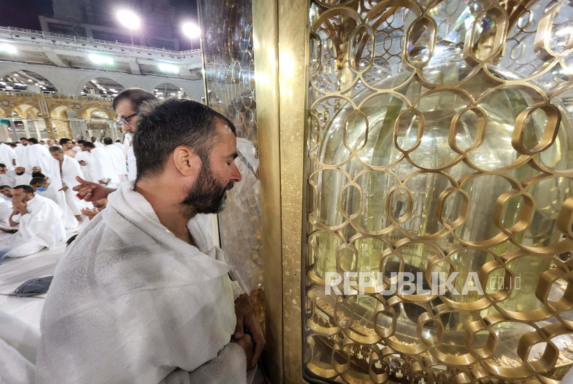 Muslim berdoa di sekitar Kabah di Masjidil Haram di Makkah, Arab Saudi, 07 Juli 2022. Arab Saudi Terima 2 Juta Jamaah Umroh Selama 2022