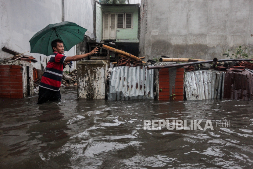 Warga menyingkirkan bambu yang terbawa arus banjir di Pondok Karya, Mampang, Jakarta Selatan, Kamis (4/1/2024). Banjir setinggi 80 sentimeter tersebut diakibatkan hujan dengan intensitas tinggi di wilayah Jakarta Selatan hingga membuat aliran air dari Kali Krukut meluap.