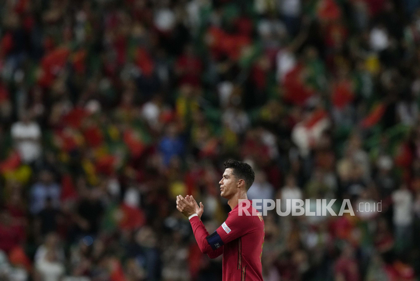Cristiano Ronaldo dari Portugal memberi tepuk tangan kepada para penggemar di akhir pertandingan sepak bola UEFA Nations League antara Portugal dan Republik Ceko, di Stadion Jose Alvalade di Lisbon, Kamis, 9 Juni 2022. Portugal menang 2-0.