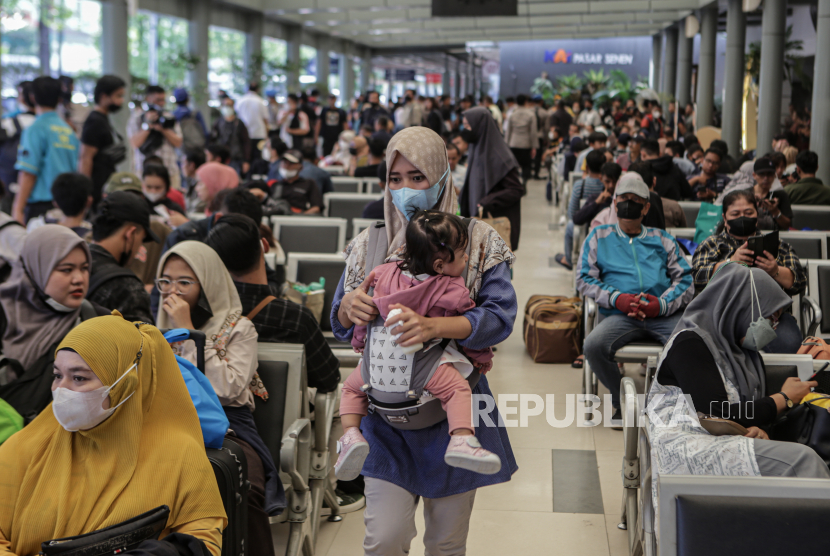 Sejumlah pemudik menunggu jadwal keberangkatan kereta api di Stasiun Pasar Senen, Jakarta, Rabu (19/4/2023). PT KAI mencatat pada Rabu (19/4) sebanyak 23.900 orang penumpang berangkat dari Stasiun Pasar Senen dengan layanan 32 kereta api. 