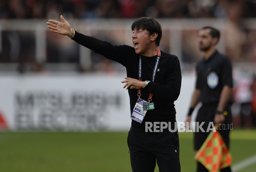 Pelatih timnas Indonesia Shin Tae Yong saat pertandingan semifinal leg pertama Piala AFF 2022 melawan Vietnam di Stadion Gelora Bung Karno, Senayan, Jakarta, Jumat (6/1/2023). Pertandingan berakhir imbang dengan skor 0-0.
