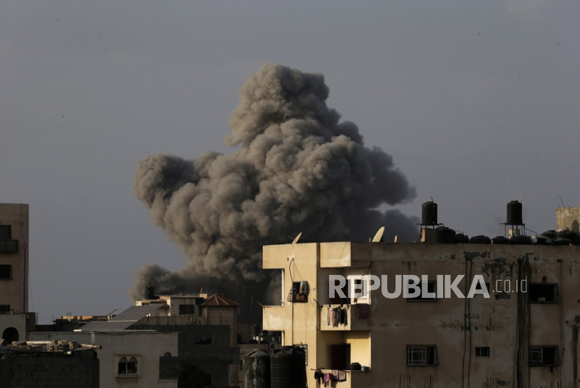 Asap tebal mengepul akibat serangan pasukan Israel ke Jalur Gaza.
