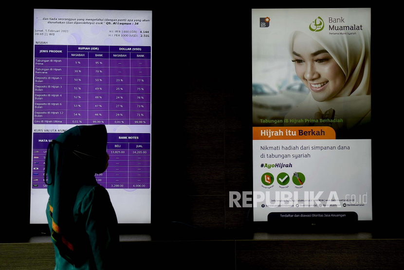 Karyawan mengamati produk bank muamalat di kantor pusat Bank Muamalat, Jakarta, Jumat (5/2). Perbankan syariah perlu pendekatan yang berbeda dalam upaya edukasi untuk meningkatkan literasi masyarakat.