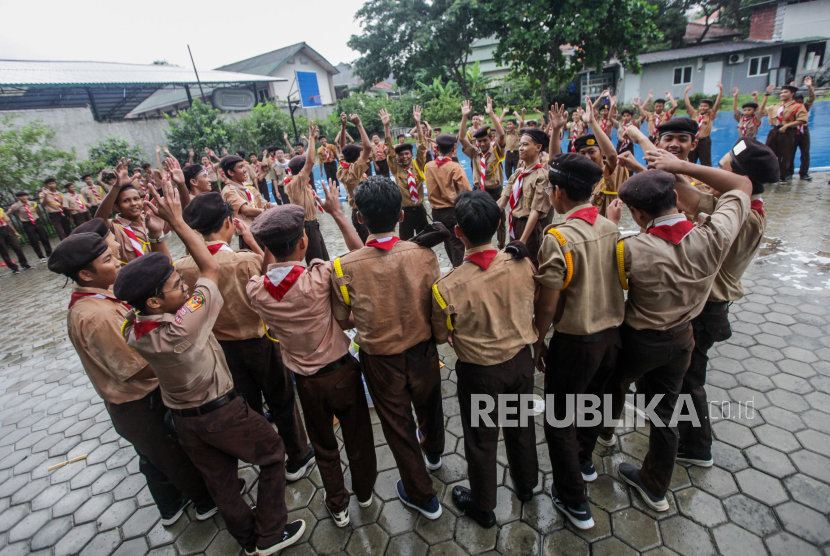 Santri mengikuti kegiatan pramuka di Pondok Pesantren Khoirur Roziqiin, Beji, Depok, Jawa Barat, Sabtu (2/3/2024). 