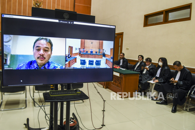 Terdakwa mantan Menteri Pemuda dan Olahraga Roy Suryo menjalani sidang putusan yang berlangsung secara daring di Pengadilan Negeri Jakarta Barat, Jakarta, Rabu (28/12/2022). 