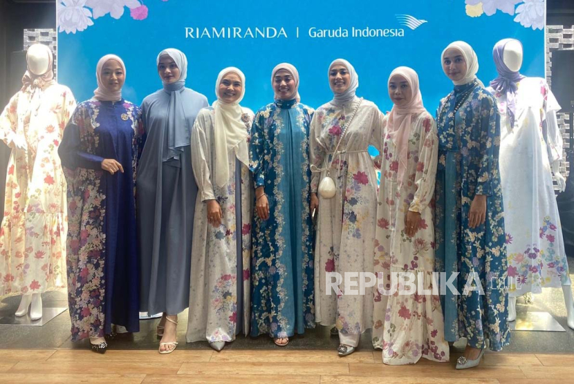 RiaMiranda kolaborasi dengan Garuda Indonesia hadirkan koleksi Haji dan Umrah 2024 di Jakarta. 