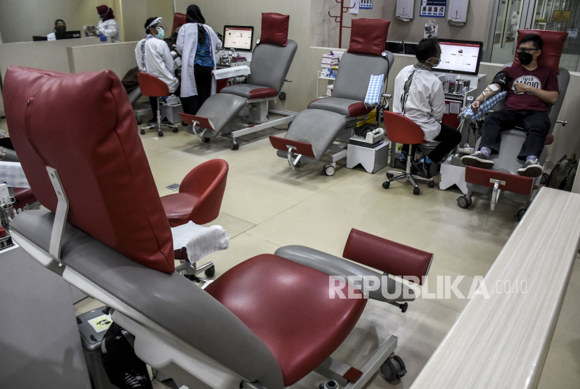 Petugas Unit Transfusi Darah mengambil darah donor di Kantor PMI Kota Bandung, Jalan Aceh, Kota Bandung, Jumat (16/4/2021). 
