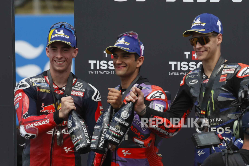 Spanish MotoGP rider Jorge Martin (C), from Prima Pramac Racing, celebrates his victory with second placed Pedro Acosta (L), from Red Bull and French MotoGP rider Fabio Quartararo (R), third, from Yamaha team, after the Sprint race ahead of the 2024 Motorcycling Gran Prix of Spain in Jerez de la Frontera, southern Spain, 27 April 2024.  