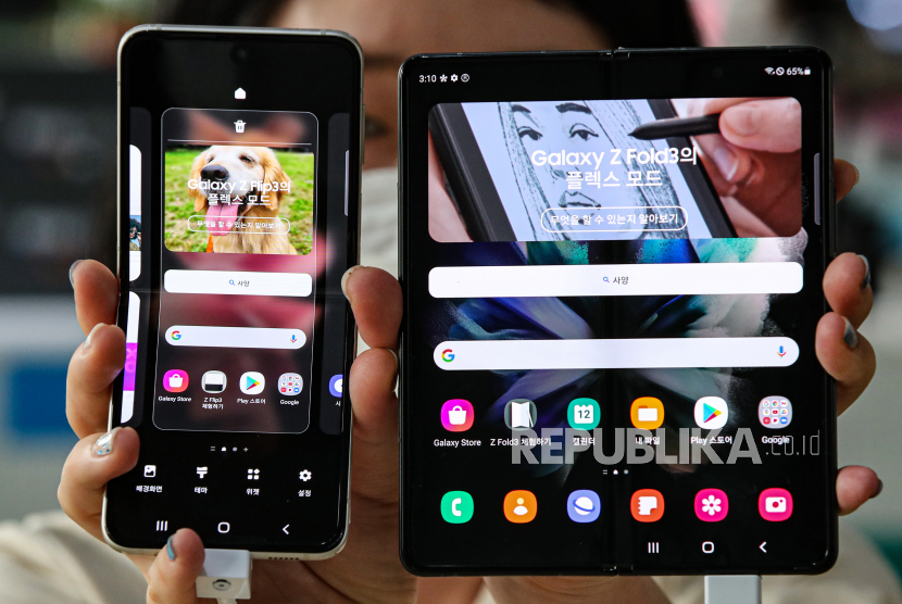 Smartphone Galaxy Z Fold3 (R) dan Galaxy Z Flip3 5G dari Samsung Electronics Co. Samsung nampaknya mungkin saja memangkas produksi ponsel pintar hingga 30 juta unit hingga akhir 2022. 