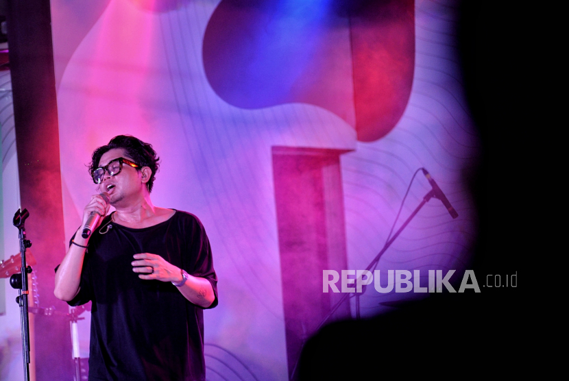  Ban Juicy Luicy. Sejumlah musisi membebaskan lagu-lagu ciptaan mereka untuk diputar di kafe dan restoran tanpa pungutan royalti, salah satunya Juicy Luicy.  
