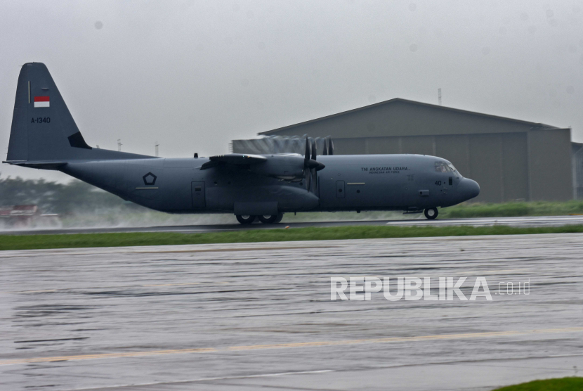 Pesawat C-130J Super Hercules lepas landas untuk melakukan penerbangan di Lanud Halim Perdanakusuma, Jakarta, Kamis (6/7/2023). 