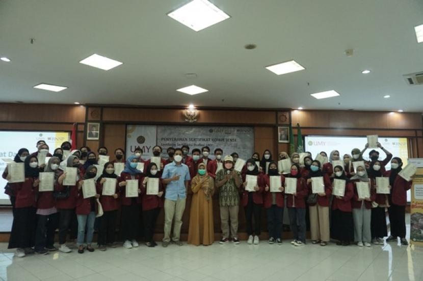 Ratusan Mahasiswa UMY Peroleh Sertifikat Kompetensi - Suara Muhammadiyah