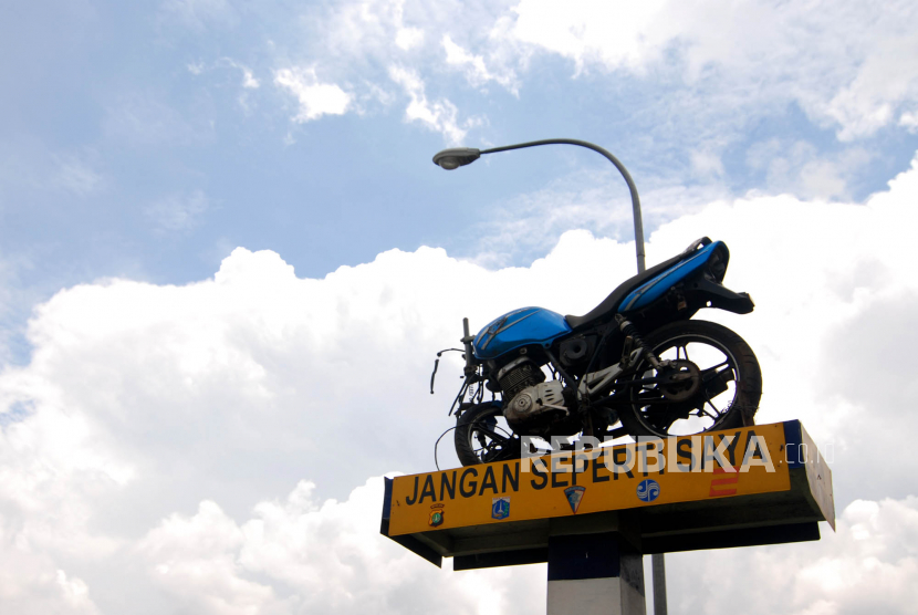 Ilustrasi kecelakaan sepeda motor. eorang pengendara sepeda motor tewas dalam kecelakaan lalu lintas yang terjadi di Jalan Raya Serang KM31, Kampung Gembong RT/ RW 02/02, Desa Gembong Kecamatan Balaraja, Kabupaten Tangerang, Banten, Selasa (31/5/2022).