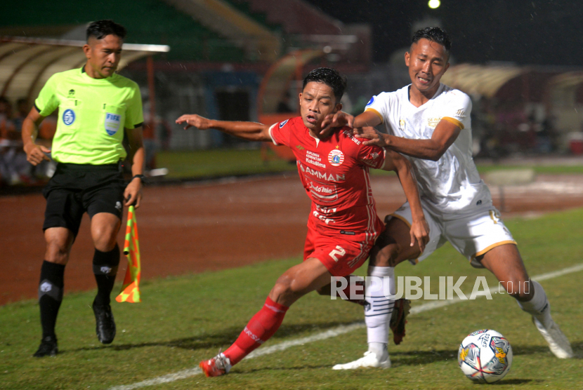 Duel antara bek kanan Persija Jakarta, Rio Fahmi dengan bek kiri Dewa United FC Miftah Sani pada lanjutan pertandingan BRI Liga 1 di Stadion Sultan Agung, Bantul, Yogyakarta, Selasa (20/12/2022). Pada pertandingan itu, Persija mengakhiri paceklik kemenangan usai mengalahkan Dewa United 3-2.
