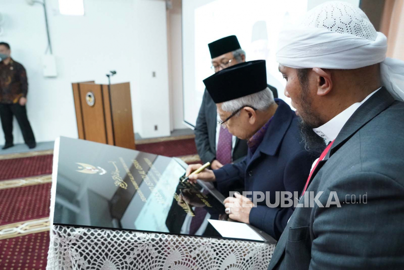 Wakil Presiden Maruf Amin hari ini meresmikan Masjid Istiqlal Osaka (MIO) yang dibangun masyarakat Indonesia di Jepang, Senin (6/3/2023). 