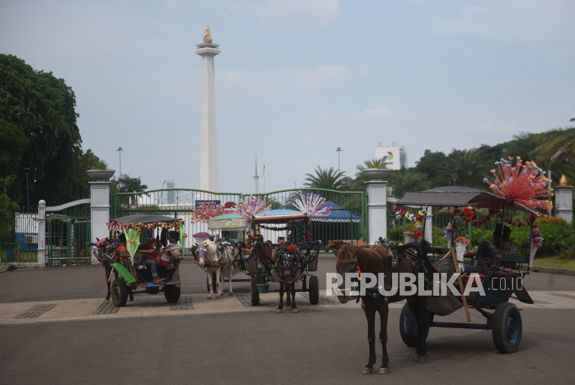 Sejumlah kusir delman menunggu penumpang di kawasan Monas, Jakarta, Kamis (29/10/2020). Pemasangan barikade di kawasan Patung Kuda-Monas dilakukan guna mengantisipasi kerumunan massa aksi Reuni 212. Ilustrasi.