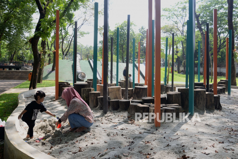 Orang tua mendampingi anaknya bermain (ilustrasi). Saat anak dilatih untuk bersabar, mereka sedang membangun sebuah sistem pengelolaan diri yang efektif.