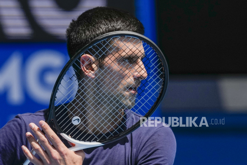 Novak Djokovic mengecam keputusan penyelenggara yang melarang petenis Rusia dan Belarusia tampil dalam turnamen Wimbledon tahun ini. Ilustrasi.