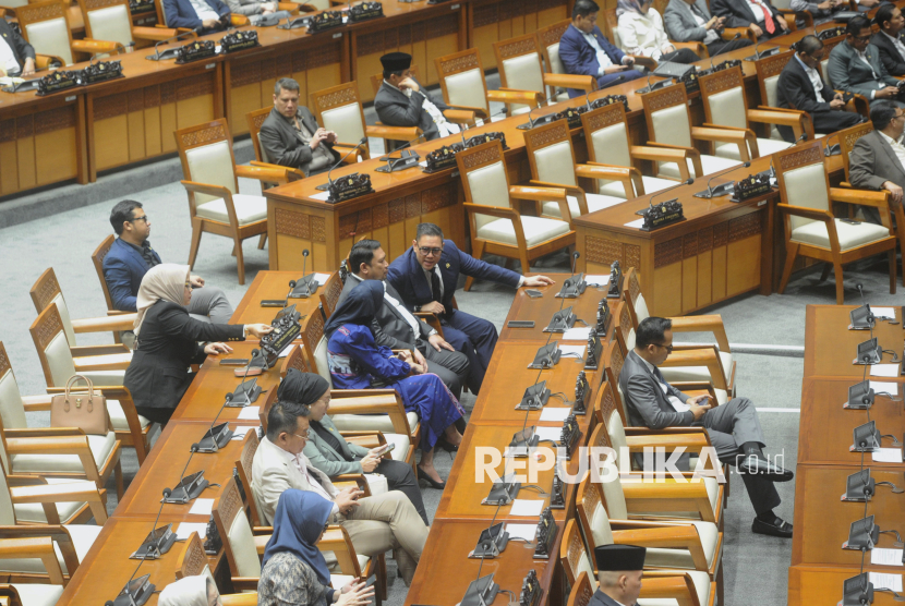 Sejumlah Anggota DPR mengikuti Rapat Paripurna Ke-15 Masa Persidangan II Tahun Sidang 2024-2025 di Kompleks Parlemen, Senayan, Jakarta, Kamis (20/3/2025).