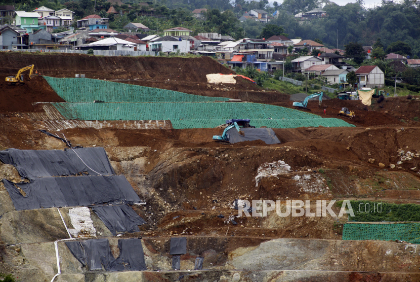 Sejumlah alat berat beroperasi di pembangunan Bendungan Ciawi dan Sukamahi, Cipayung, Megamendung, Kabupaten Bogor, Jawa Barat. (Ilustrasi)