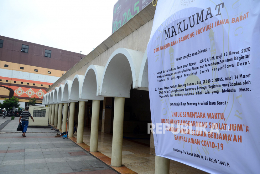 Tulisan berisi maklumat DKM Masjid Raya Bandung dipasang di halaman Masjid Raya Bandung, kawasan Alun-alun Kota Bandung, Kamis (19/3). Maklumat tersebut salah satunya menyampaikan untuk sementara waktu tidak menyelenggarakan shalat Jumat dan shalat wajib berjamaah hingga aman Covid-19.(Edi Yusuf/Republika)