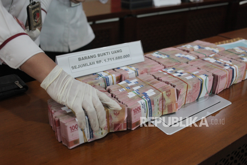 Polisi menenjukkan barang bukti uang saat keterangan pers terkait kasus tindak pidana dugaan korupsi di Gedung Bareskrim Polri, Jakarta, Selasa (8/12/ 2021).