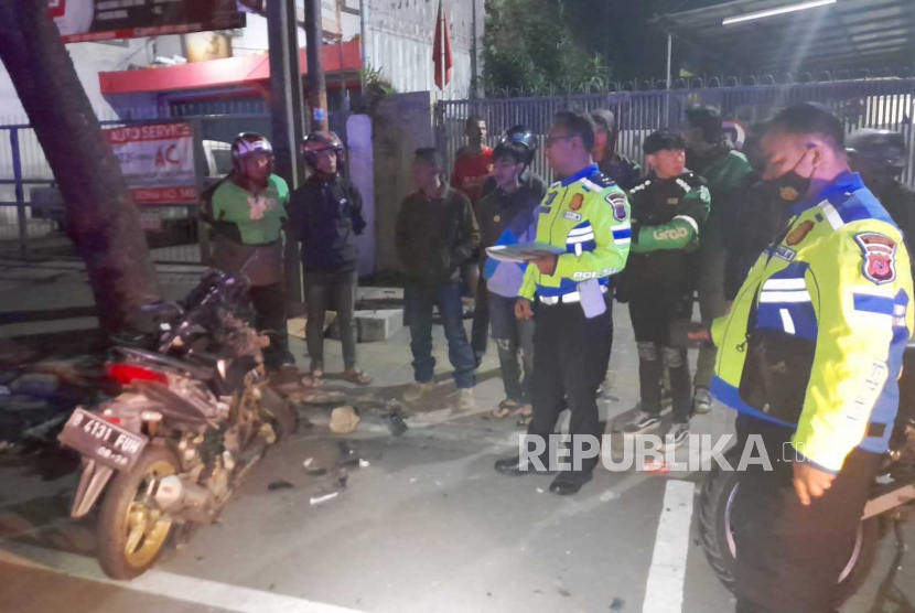 Seorang pengendara sepeda motor tewas usai diduga menjadi korban tabrak lari mobil pick up di Jalan Moch Toha, Kota Bandung, Kamis (20/7/2023) dini hari.