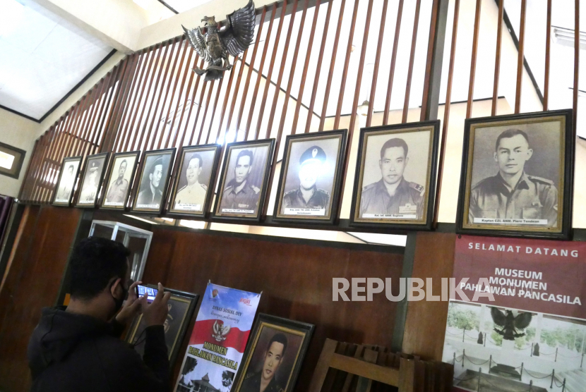 Foto pahlawan revolusi dipajang di Museum Pahlawan Pancasila, Yogyakarta, Rabu (30/9). Museum ini sebagai peringatan G30S/PKI di Yogyakarta. Dimana dua pahlawan revolusi gugur, yakni Brigjend Katamso dan Kolonel Sugiyono. Dua perwira ini diculik, dibunuh, kemudian dikuburkan di museum ini.