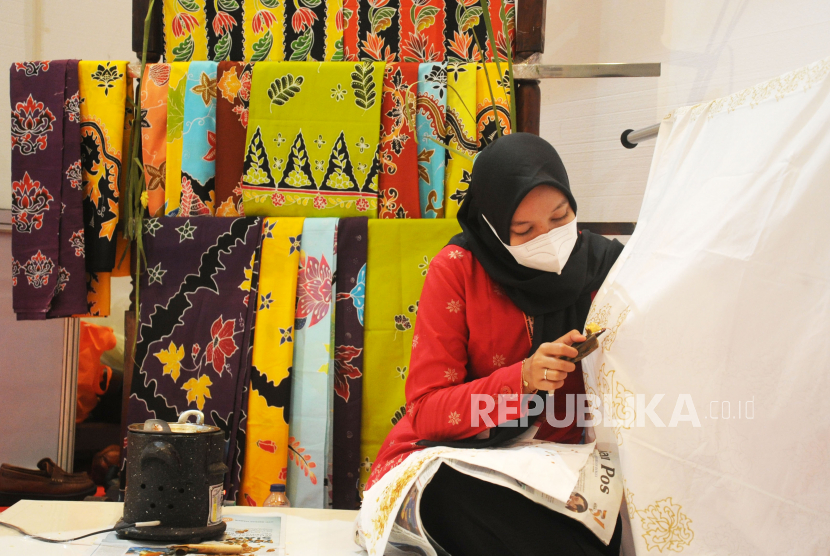 Pengrajin menyelesaikan pembuatan batik khas Riau dalam Forum Kapasitas Nasional II 2022 yang digelar 27-28 Juli di JCC, Jakarta, Kamis (28/7). Pusat Investasi Pemerintah Kementerian Keuangan (PIP Kemenkeu) mencatat pembiayaan ultra mikro (UMi) sebanyak Rp 321 miliar sudah tersalurkan di Riau pada semester I 2022.