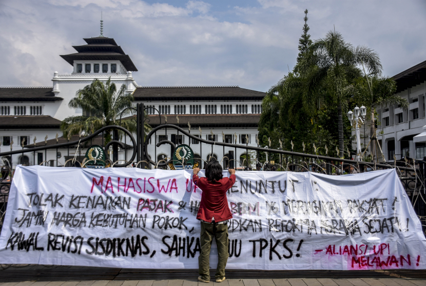 Sejumlah mahasiswa dari berbagai universitas berunjuk rasa di depan Gedung Sate, Jalan Diponegoro, Kota Bandung, Senin (11/4/2022). Dalam unjuk rasa tersebut mereka menuntut pemerintah untuk tetap berpedoman pada konstitusi undang-undang serta menstabilkan harga bahan pokok dan bahan bakar minyak (BBM). Foto: Republika/Abdan Syakura