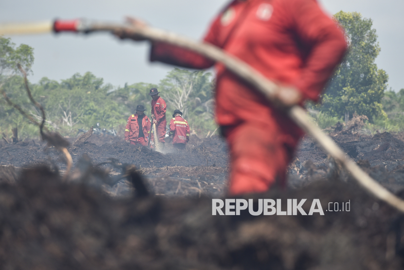 Tak Kenal Lelah Berjibaku Padamkan Karhutla di Jambi