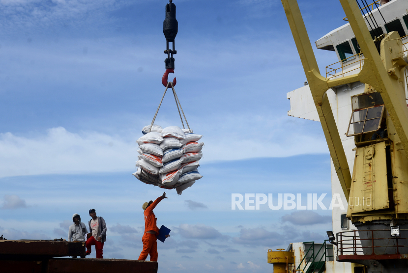 Buruh pelabuhan menurunkan beras impor asal Vietnam dari kapal kargo di Pelabuhan Malahayati, Kabupaten Aceh Besar, Aceh, Kamis (5/1/2023). Perum Bulog mengatakan serapan produksi beras dalam negeri hari ini meningkat menjadi 8.000 ton per hari. 