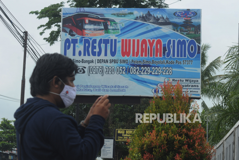 Seorang wartawan memotret suasana garasi bus Restu Wijawa di Simo, Boyolali, Jawa Tengah, Rabu (24/2/2021). Kejaksaan Agung (Kejagung) menyita aset sebanyak 17 unit bus milik PT Restu Wijaya pada Selasa (23/2/2021) malam, terkait dugaan tindak pidana korupsi PT Asabri. 