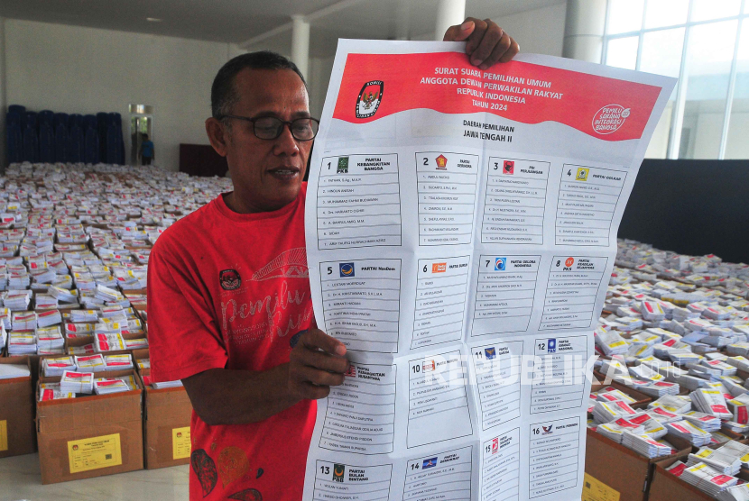 Petugas menunjukkan surat suara pemilu yang rusak (ilustrasi). 